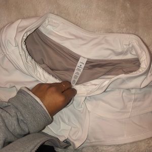 white lulu lemon speed up shorts (2.5in, inseam)